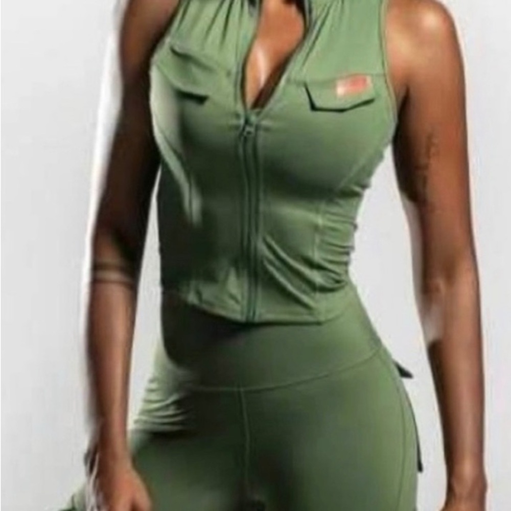 Firm Abs NWOT army Green Sleeveless Zip-Up Top and Leggings Set SIZE M